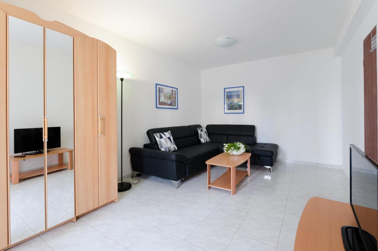Apartments Gloria Vrsar Exterior photo