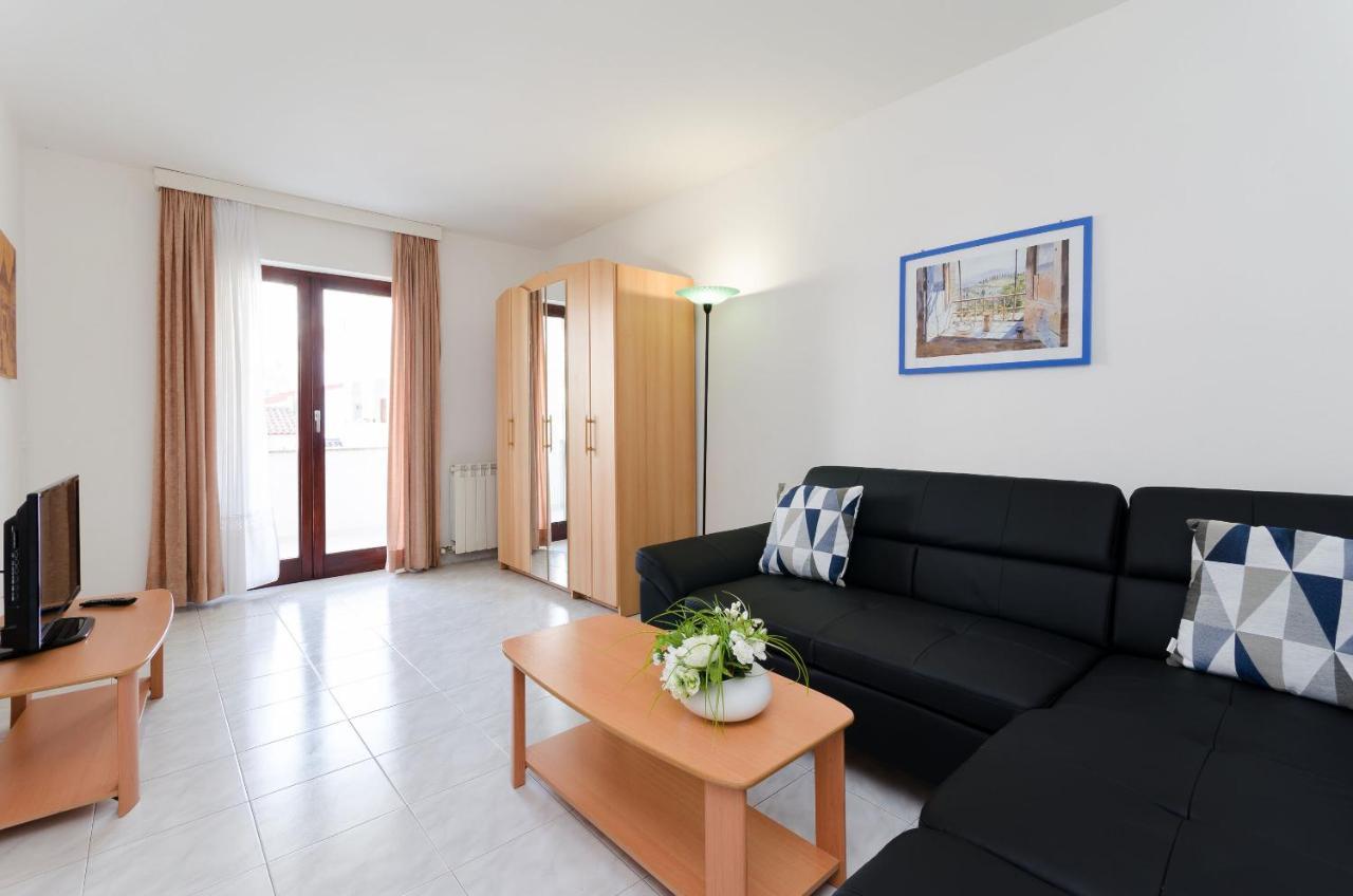 Apartments Gloria Vrsar Exterior photo