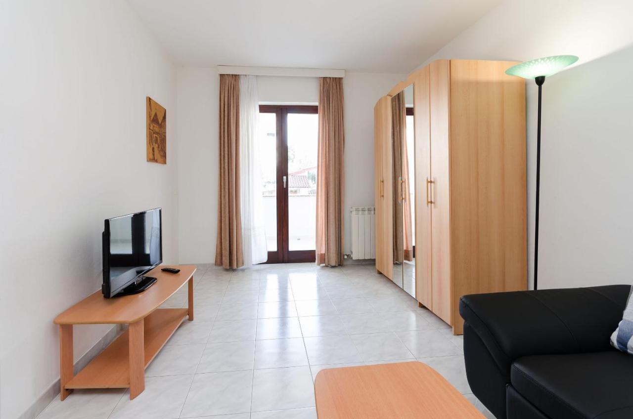 Apartments Gloria Vrsar Exterior photo