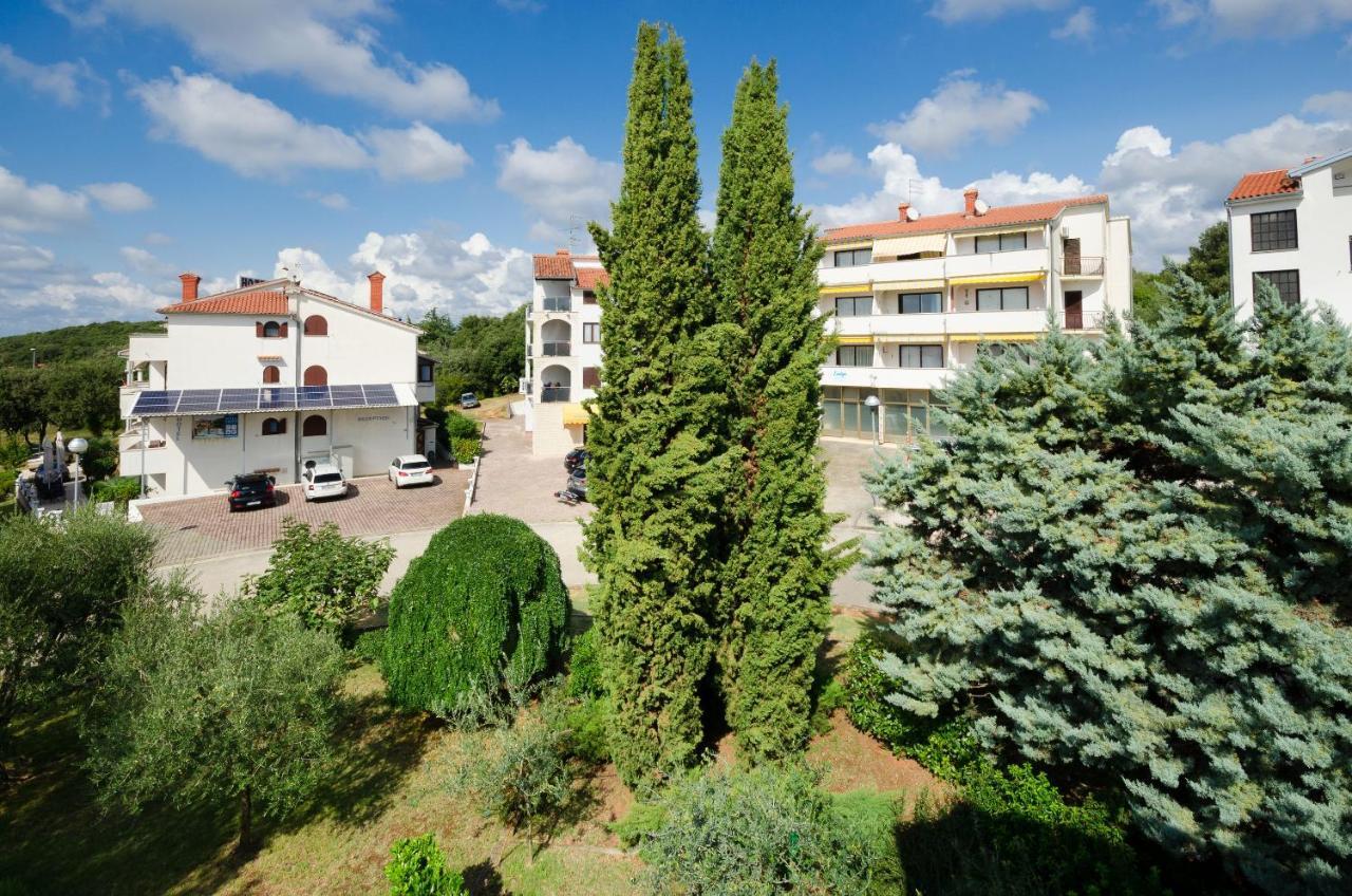 Apartments Gloria Vrsar Exterior photo
